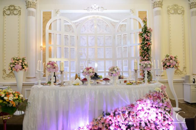 Оформление свадебного зала цветами